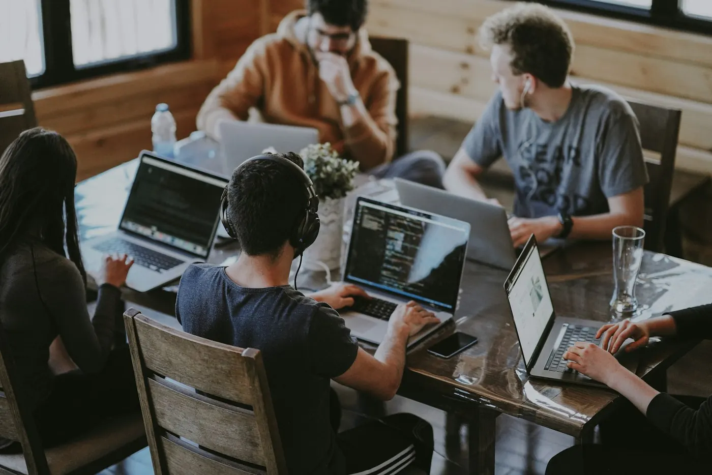 Equipo trabajando con portátiles en una mesa